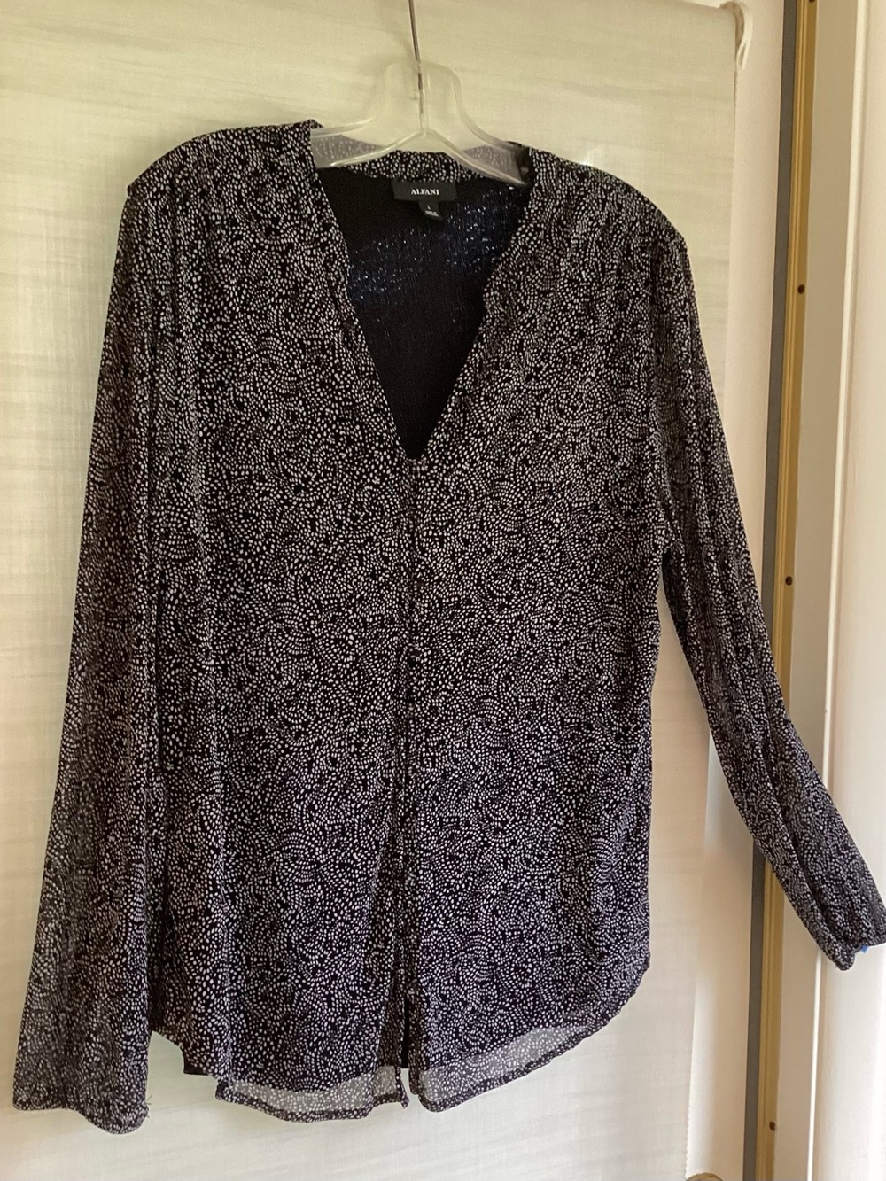 Lot two Black and White Blouses - Picture 2 of 16